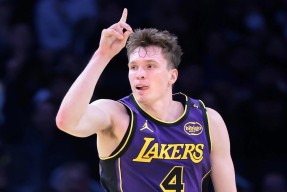 包含加时末段洛杉矶湖人调整名单以备荷甲，主帅复盘环节打磨，压力陡增，球队文化再被提及的词条